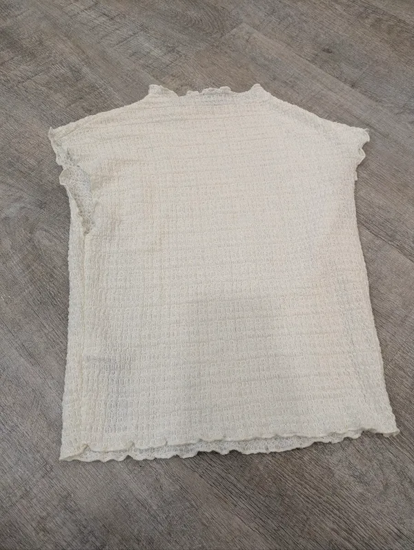 Bershka Sleeveless White Textured Top Size Medium - Image 2