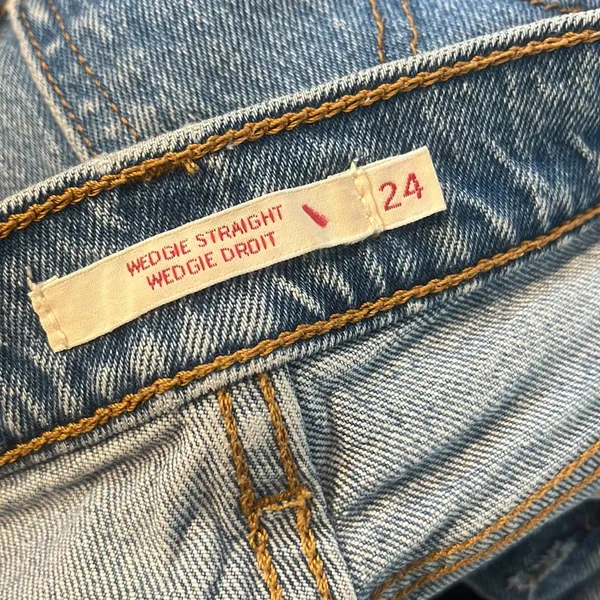 Levi’s Premium Wedgie Straight Leg Light Wash Distressed Denim Jeans Size 23 - Image 5