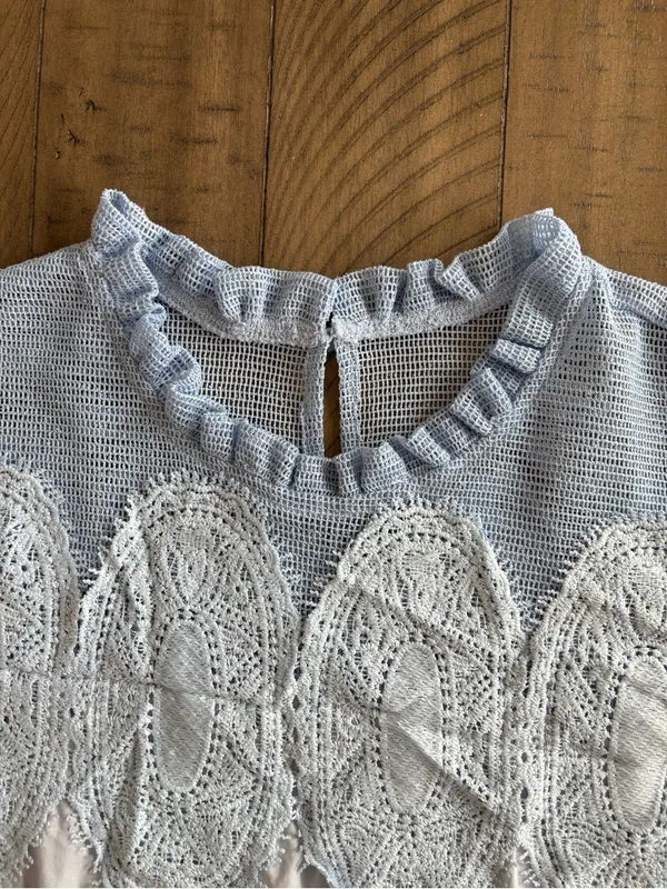Lace Trim Short Sleeve Blouse Swing Crew Neck Ruffle Hem Blouse - Image 4