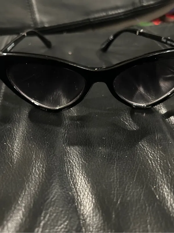 FRYE AND CO. Black Cat-Eye Sunglasses with Smoke Lenses - Image 8