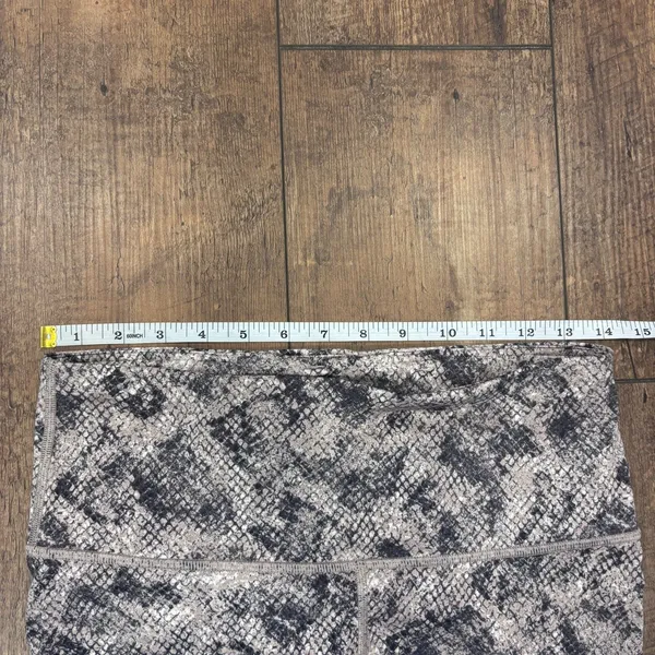 GAP Fit Eclipse Biker Shorts High Waist Women's Size M Tan Brown Snake Print - Image 6