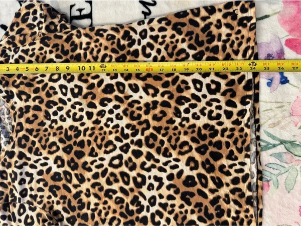 PINK short-sleeve t-shirt with a classic leopard print Size M - Image 5