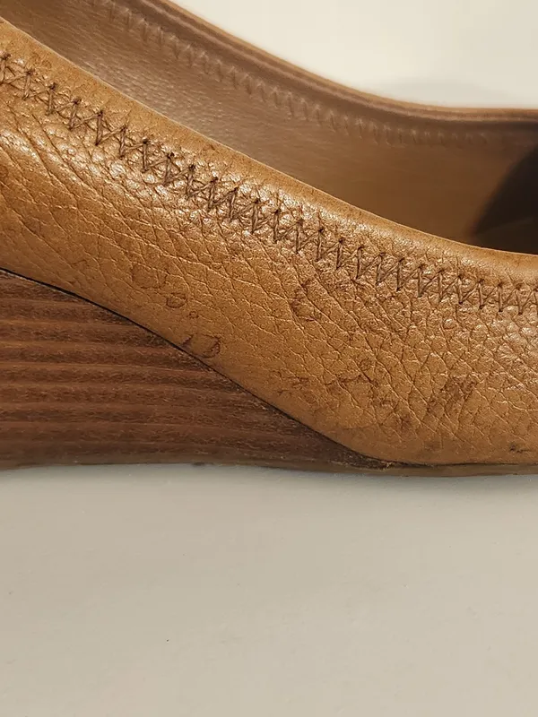 Tory Burch Brown Wedge Shoes with Gold-Tone Accents Size 9.5 Flaw - Image 7