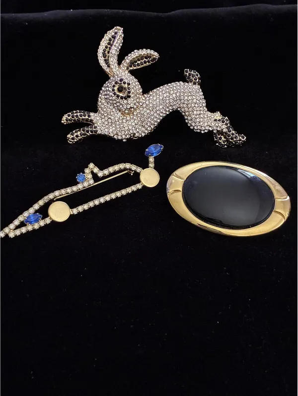 Vintage Costume Jewelry Brooch Lot w Signed Napier Oval Black Cabochon Set - Image 2