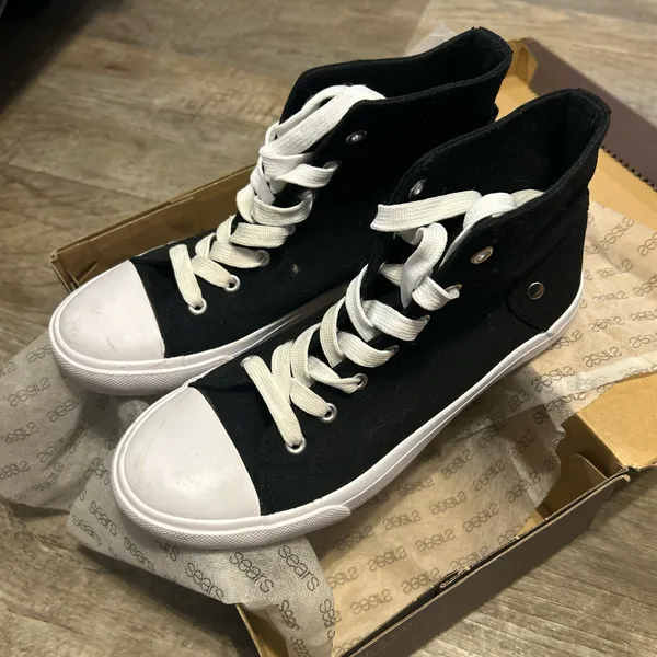 Black high tops Size 8 - Image 3