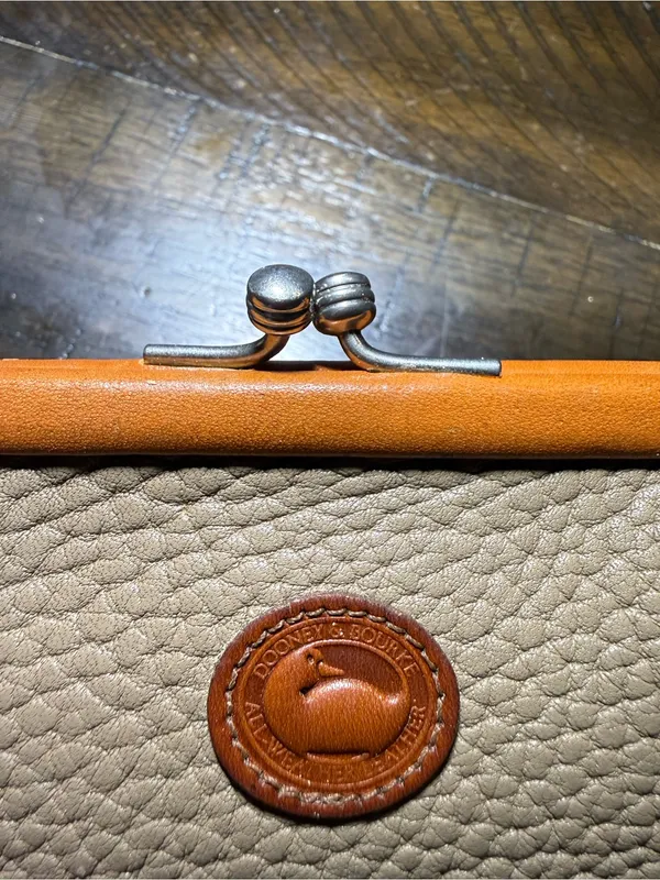 Vintage Dooney & Bourke Coin Purse Kiss Lock AWL Leather Duck Logo Taupe - Image 7