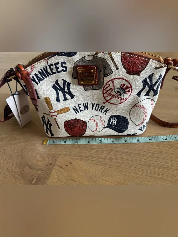 MLB New York Yankees Suki Crossbody white NWT - Image 9