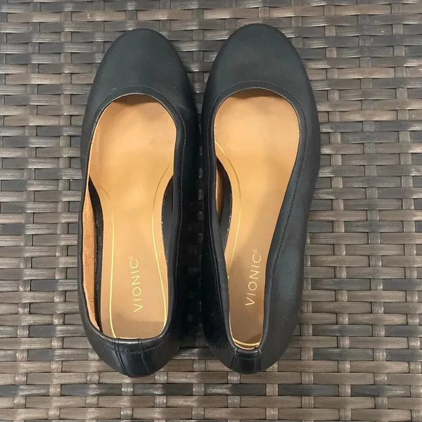 Vionic Carmel pump in black Nappa leather women’s size 9 - Image 4