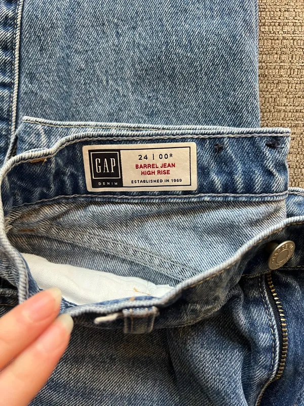 Gap Barrel High-Rise Jeans - Image 4