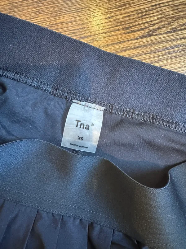 Aritzia TNA Black Mini Pleated Skirt - Image 4