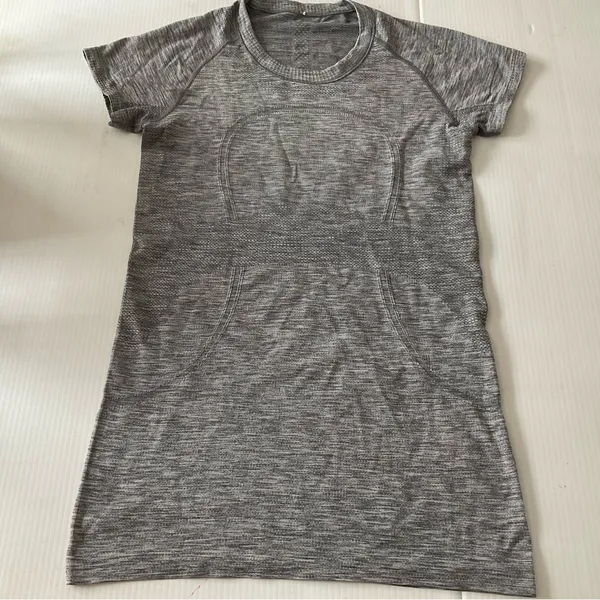 Lululemon Swiftly Tech Short Sleeve Crew Slate / White T Gray T Shirt Women Sz 8 - Image 2