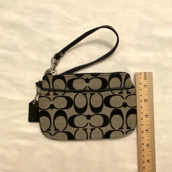 Vintage Coach Signature Black and Cream Wristlet - Image 10