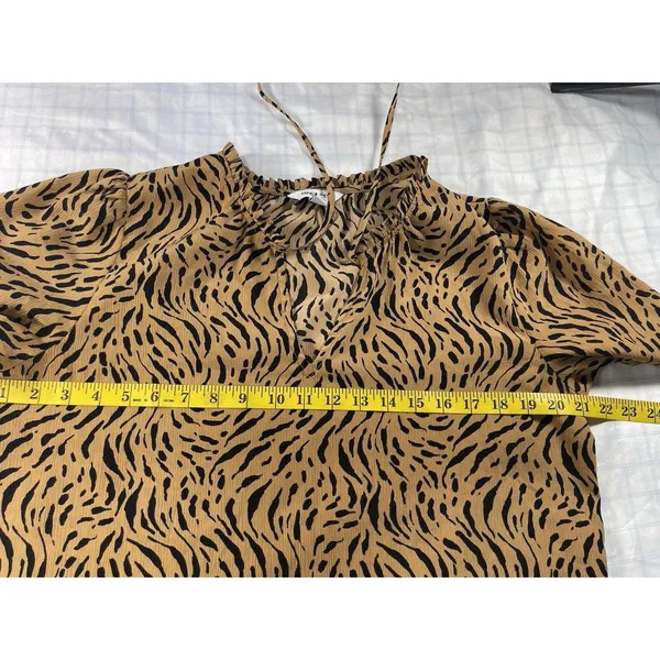 Nine West Women's Top Large Tan Black Tiger Print Short Sleeve Ruffle V-Neck L - Image 5