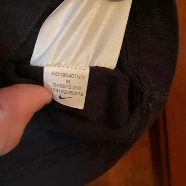 Nike cropped logo T-shirt, size medium - Image 3