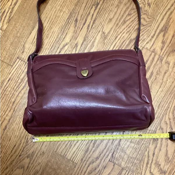 Vintage Etienne Aigner shoulder bag. Burgundy - Image 11