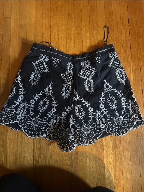 Especia Boho Black & white scalloped shorts with white floral embroidery, L, NWT - Image 6