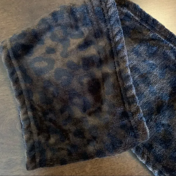 The Walking Company Animal Print Cheetah Leopard Soft Scarf - Image 4