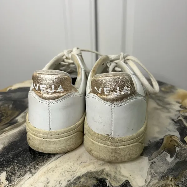 Veja V10 White Rose Gold Sneaker - Image 2