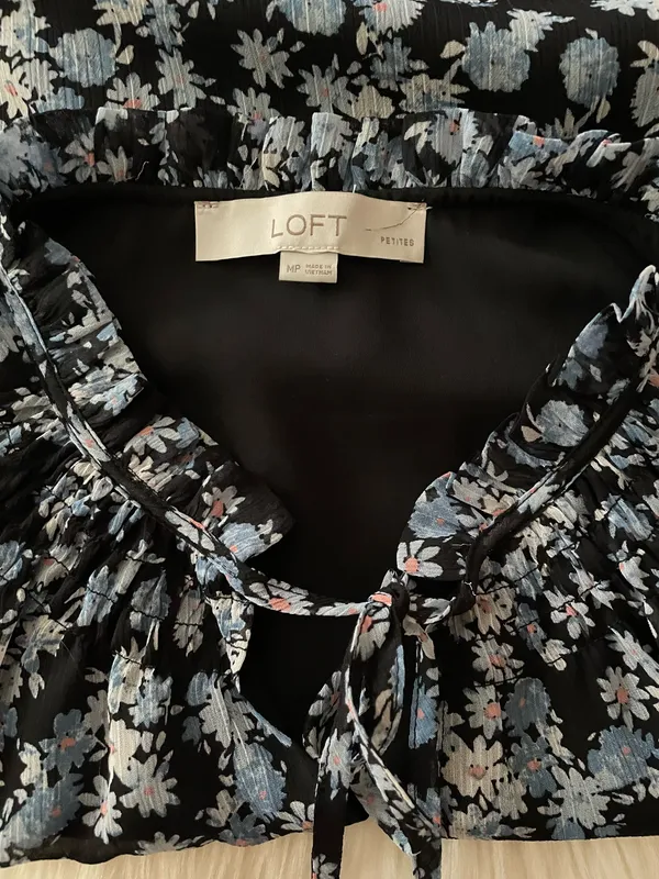 LOFT Women's Short Cap Sleeves VNeck Blouse Top Blue Floral Print l - Image 6