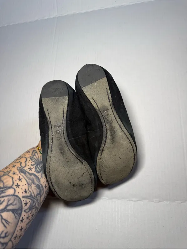 Tory Burch Black Suede Ballet Flats with Gold Logo - Image 4