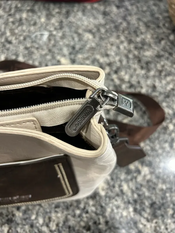 Wrangler Leather Cream and Dark Brown Two-Tone Crossbody Bag - Image 3