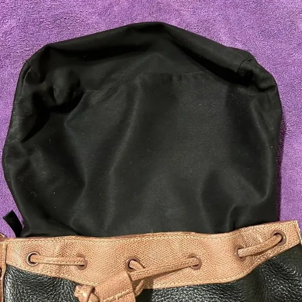 Liz Claiborne black and tan leather crossbody handbag in GUC - Image 10