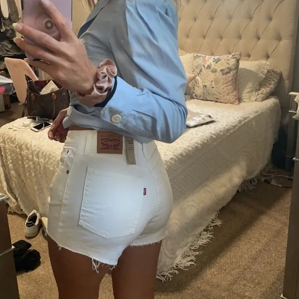 NWT Levi’s white high rise slim through hip shorts - Image 13