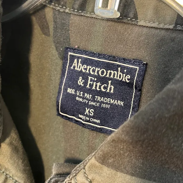 Abercrombie and Fitch Women’s Camo Button Down Shirt Size XS - Image 3