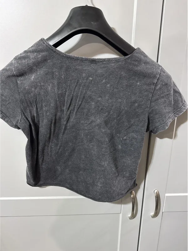 Well Worn Daisy Heart Crop Tee Black Gray Y2K Graphic Size M - Image 5