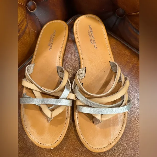 EUC AMERICAN EGLE Womens Gold Champagne Tan Flip Flops Sandals Size 9 - Image 2