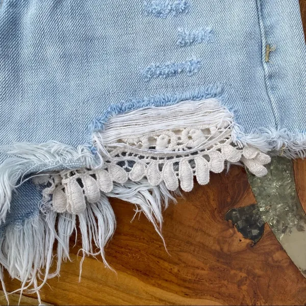 FREE PEOPLE Womens Cut Off Light Wash Crochet Denim Distressed Shorts Size 24 - Image 7