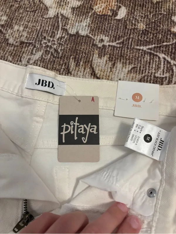 Just Black White High-Rise Denim Shorts - JBD - Image 4