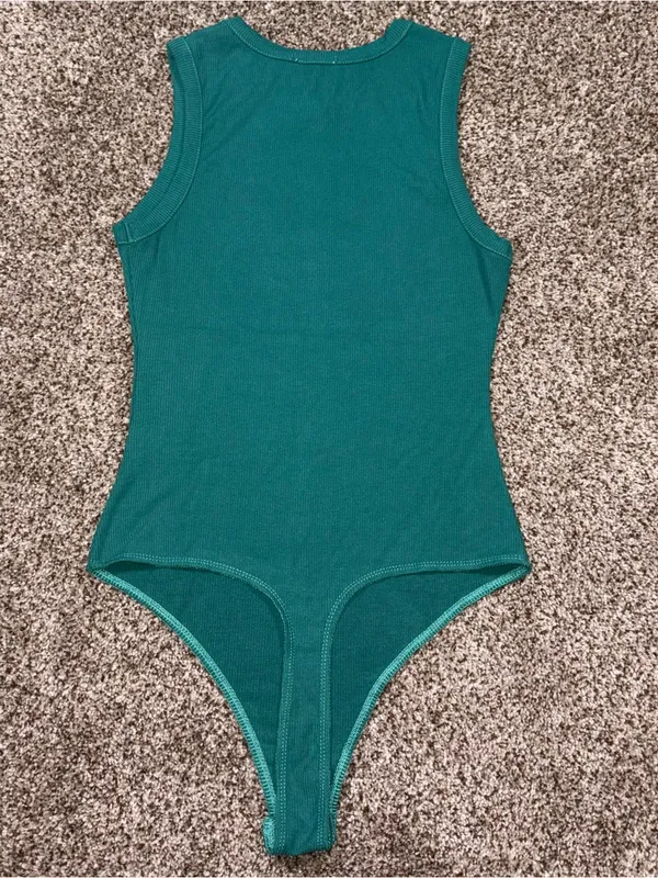 LE LIS Boutique Women’s Green Ribbed One-Piece Bodysuit NWT - Image 8