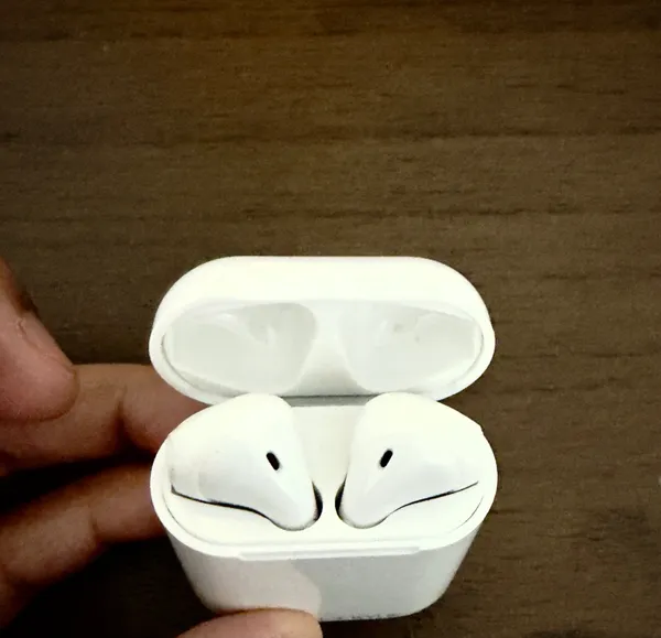 Kendall + Kylie white earbuds with case  - Image 2