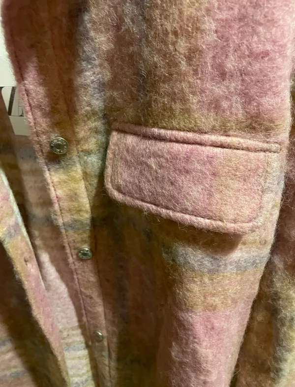 ZARA pink plaid wool-blend shacket with soft brushed texture. Lightweight outer layer styled with front flap pockets and a relaxed collar. Versatile layering piece that adds a feminine pop of pink to outfits. - Image 2