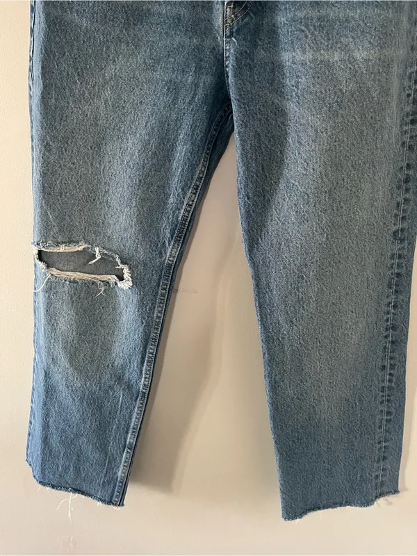 Zara High Rise Relaxed Mom Jeans 8 Button Fly Distressed Casual Model Off Duty - Image 3