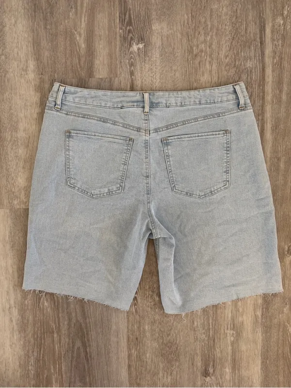 NWT No Boundaries Light Wash Denim Fray Bermuda Shorts, Size 18, 10" Inseam - Image 2
