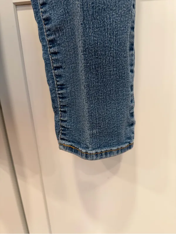 Levi's Blue Signature Denim Jeans with Interior Brand Label - Image 8