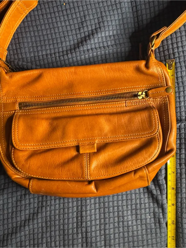 Vintage Fossil shoulder bag features a rich, warm tan leather - Image 2