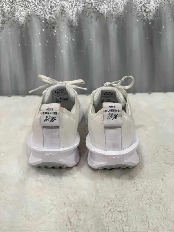 Nike Interact Run White Metallic Silver - Image 4