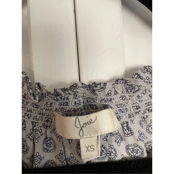 Joie silk medallion smocked puff sleeve top xs - Image 3