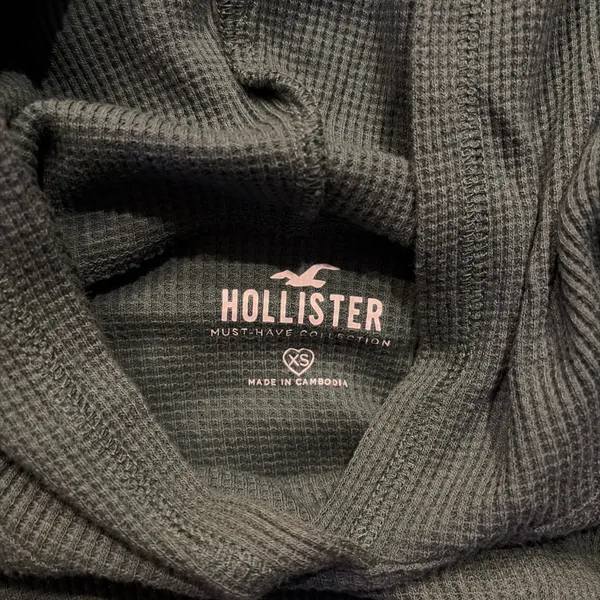 Hollister long sleeve little cropped - Image 2