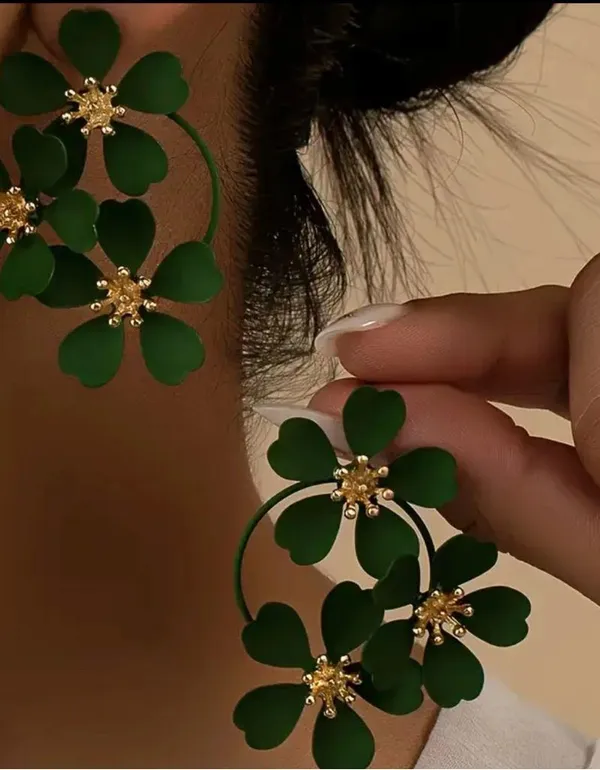 Exquisite Camellia Green w/ Gold Accents Dangle Earrings NWT - Image 3