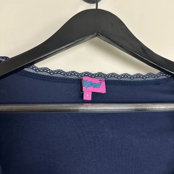 EDIKTED Mora Lace Trim Ribbed T-Shirt in Navy Size Small - Image 5
