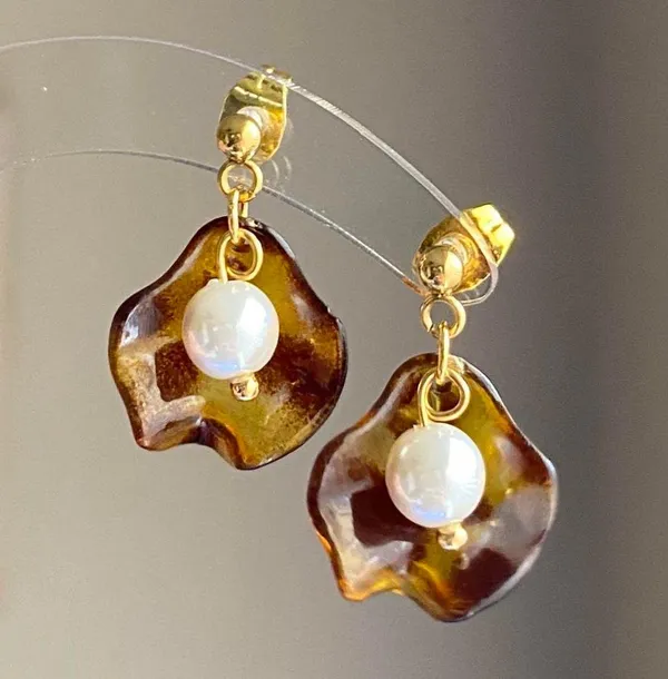 Handmade cute retro chic Tortoiseshell flower petal & glass pearls dangle earrings🤎 - Image 4
