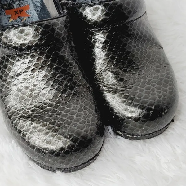 Dansko XP slip on clog walking job nursing shoes alligator print sz 6 - Image 2