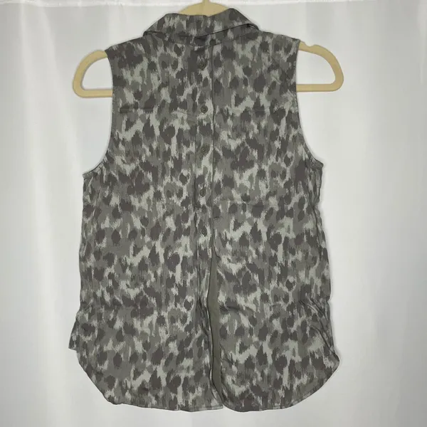 Anthropologie Cloth & Stone Gray Leopard Sleeveless Top - Image 4
