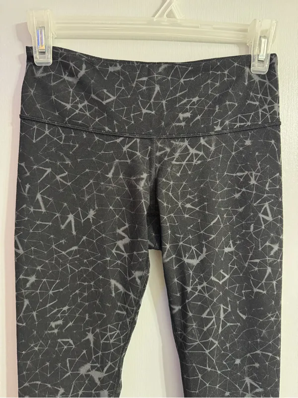 lululemon athletica Black and Gray Galaxy Cropped Leggings Size 4 - Image 5