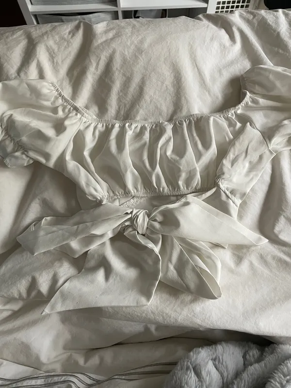 White Crop Top With Bow in Back Size M - Image 2