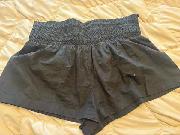 Anthropologie shorts ruffle waist band - Image 3